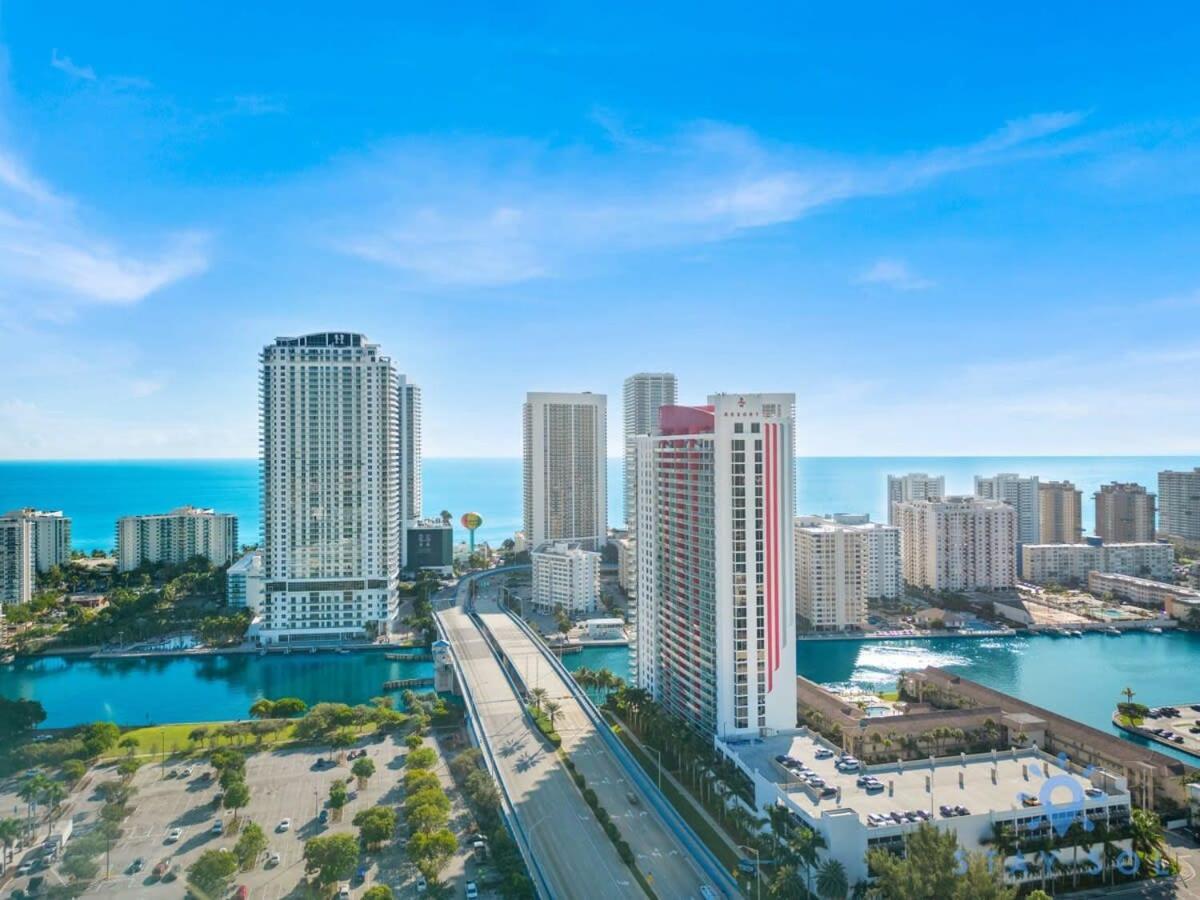 Tropical - Balcony - Resort, Pool - Gym Hallandale Beach