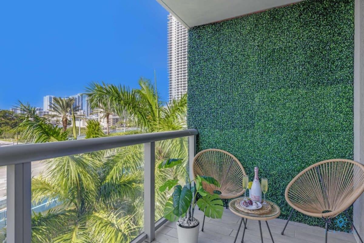 Tropical - Balcony - Resort, Pool - Gym Holiday home Hallandale Beach