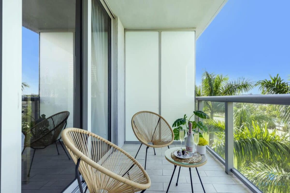 Tropical - Balcony - Resort, Pool - Gym