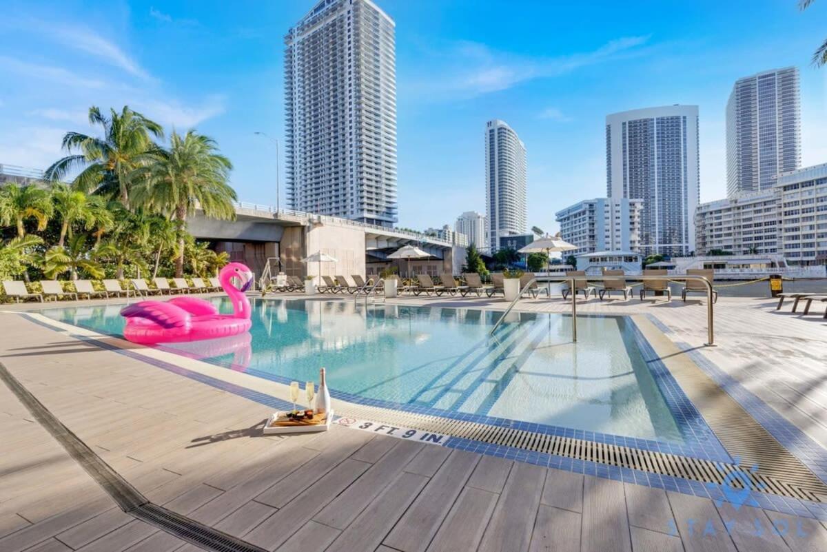 Tropical - Balcony - Resort, Pool - Gym Hallandale Beach