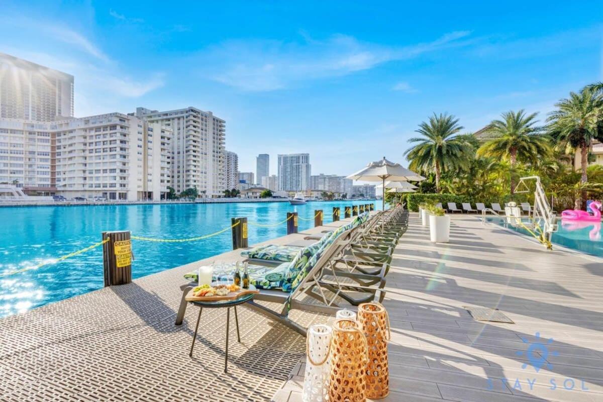 Tropical - Balcony - Resort, Pool - Gym Hallandale Beach