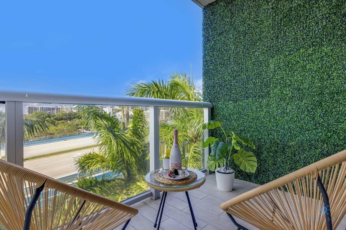 Tropical - Balcony - Resort, Pool - Gym * Hallandale Beach